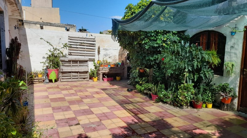 Vendo B° El Trebol casa y depto sobre brown